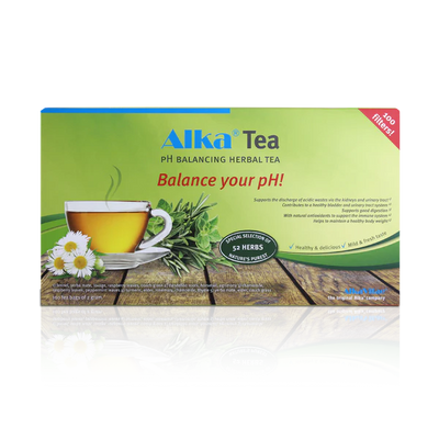 Alka® Tea: A green cup of herbal tea with chamomile on a wood surface, product packaging showing 52 herbs and 100 filters. Available at Fisa Health.